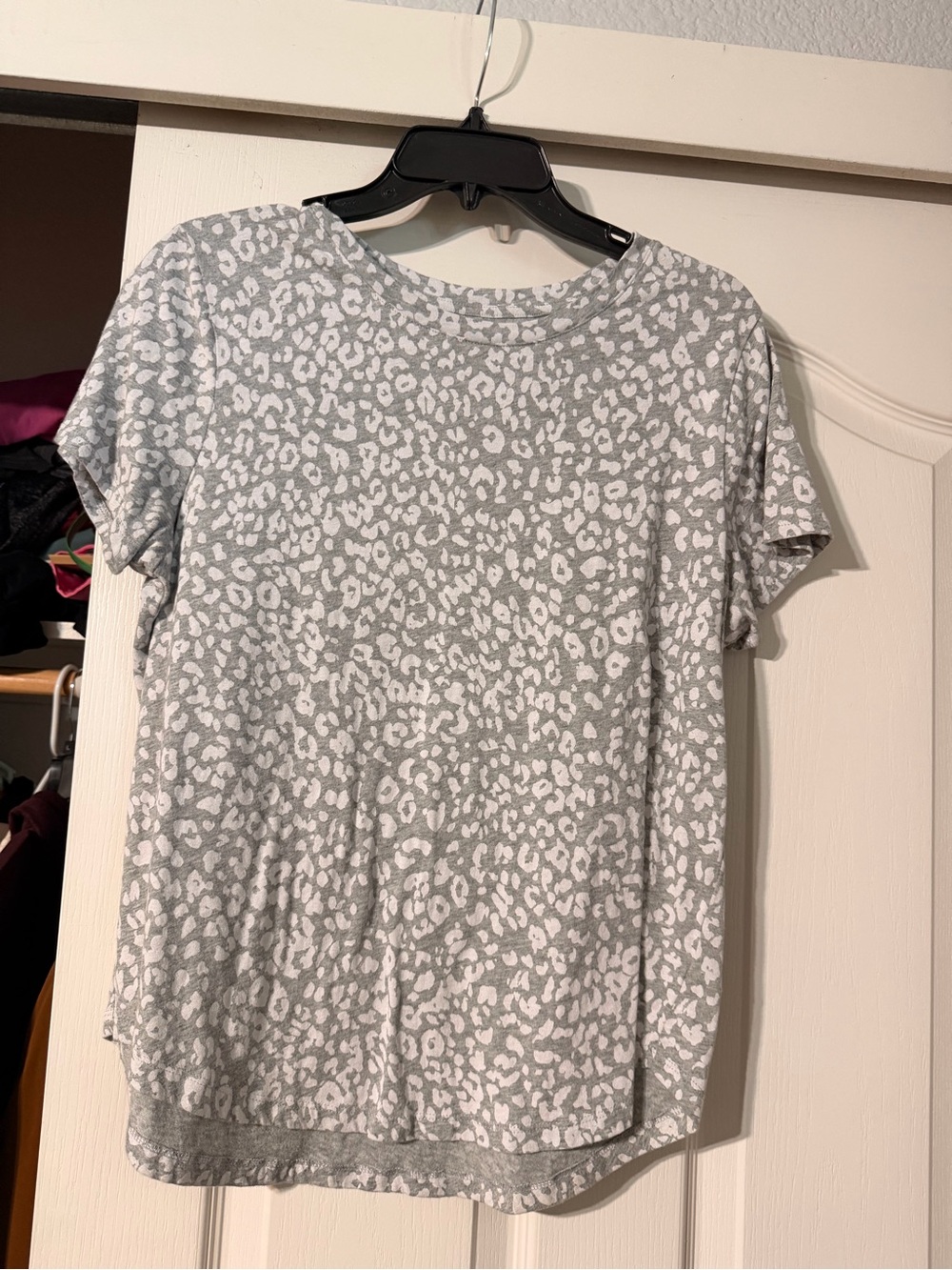 NWOT Size L Old Navy NGray and White Leopard Print Short Sleeve Top